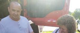 Na zdjęciu mieszkańcy Krównik na tle samochodu strażackiego podczas akcji szczepimy się