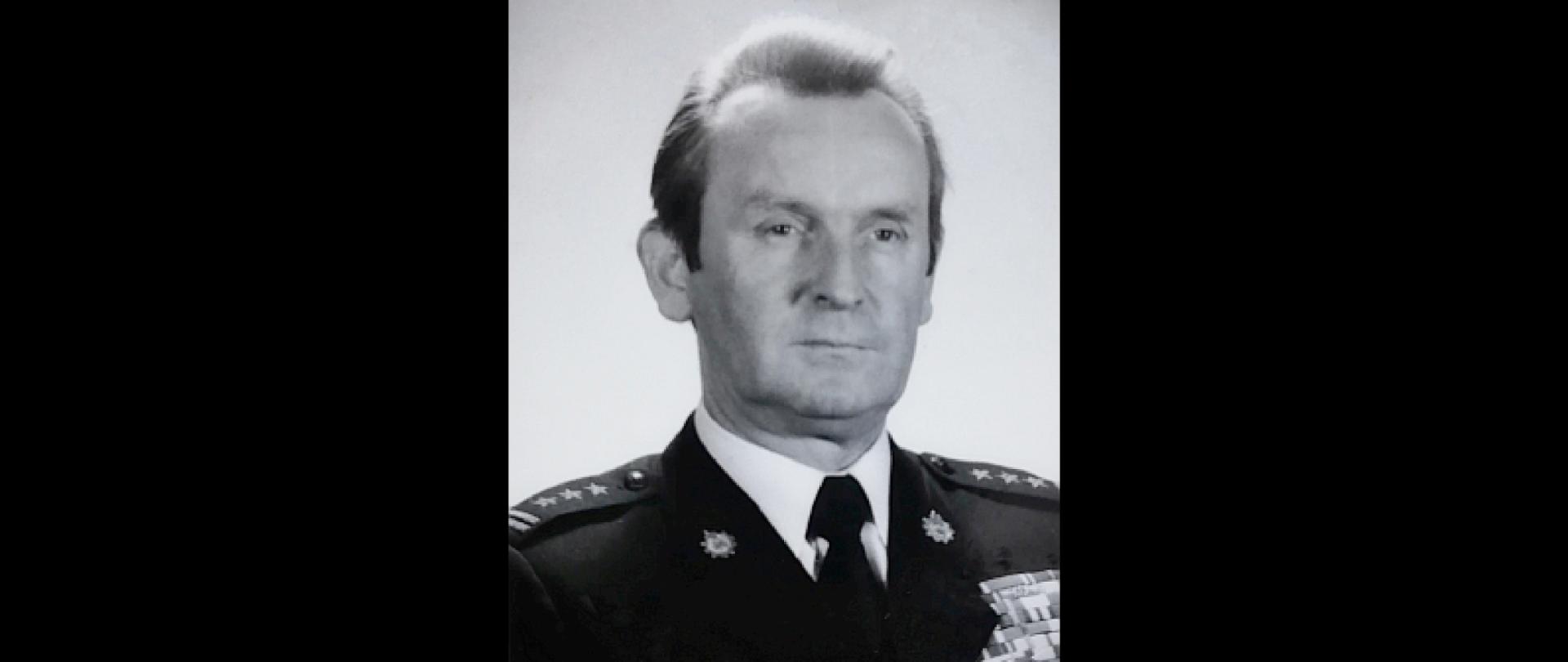 na zdjęciu starszy brygadier Marian Zieliński. Zdjęcie czarno białe, portretowe. Po bokach czarne pasy wypełniające przestrzeń zdjęcia.