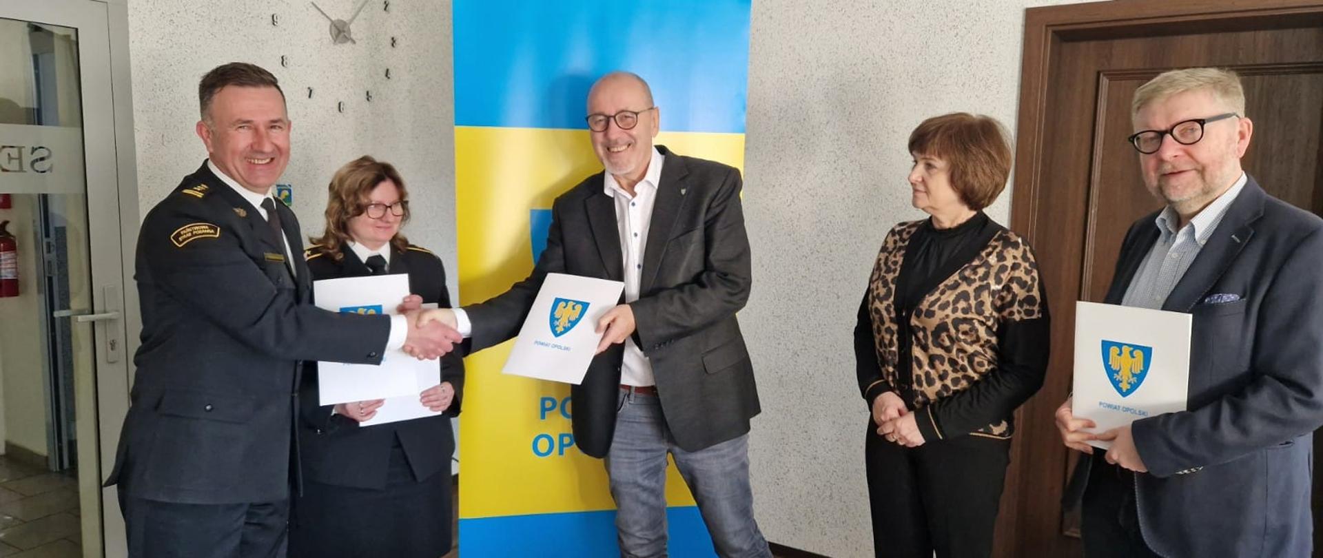 Przekazanie dokumentów na ręce Komendanta Miejskiego PSP w Opolu