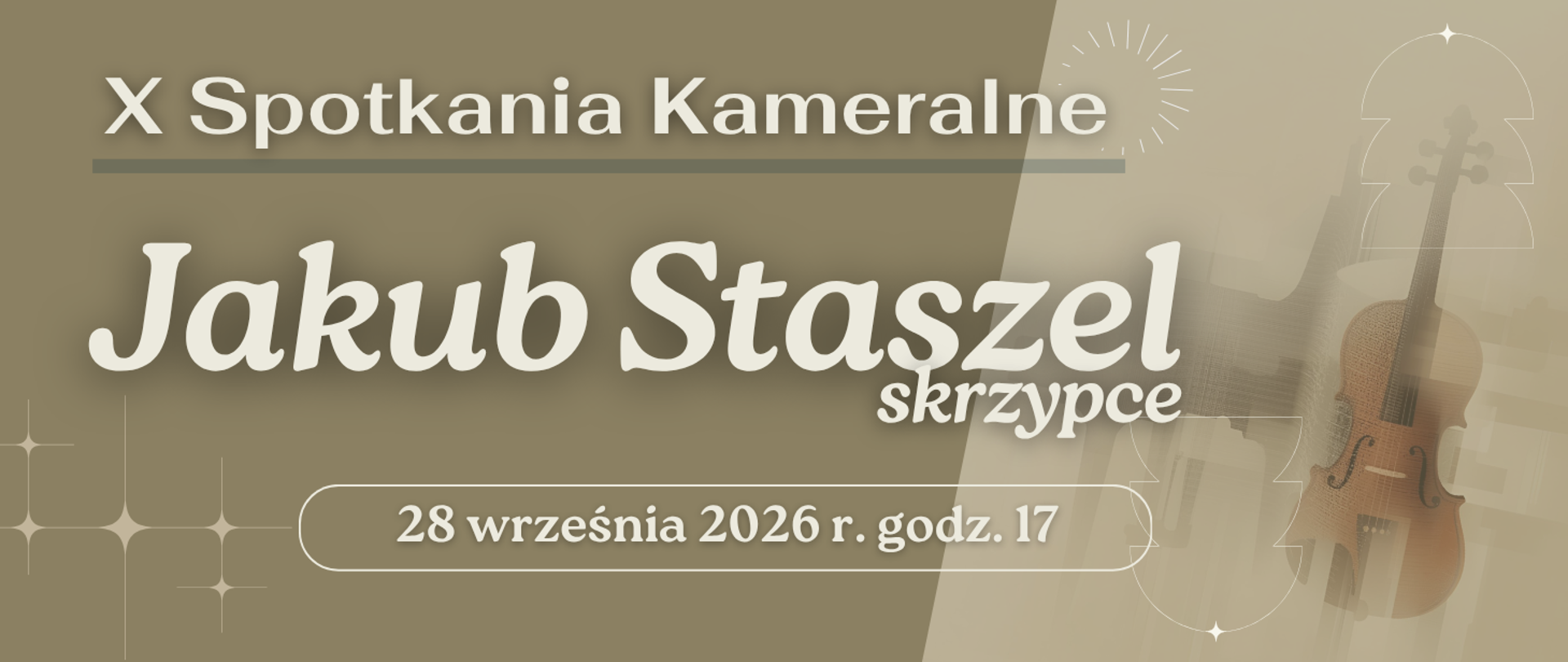 Na tle w odcieniach beżu i oliwkowego brązu widnieje napis: „X Spotkania Kameralne” oraz niżej, większym, ozdobnym fontem: „Jakub Staszel skrzypce”. Pod spodem w białej ramce znajduje się data i godzina: „28 września 2026 r. godz. 17”. Po prawej stronie widać ilustrację fortepianu i skrzypiec w ciepłych brązowych tonach oraz delikatne graficzne ornamenty w formie linii i gwiazdek.