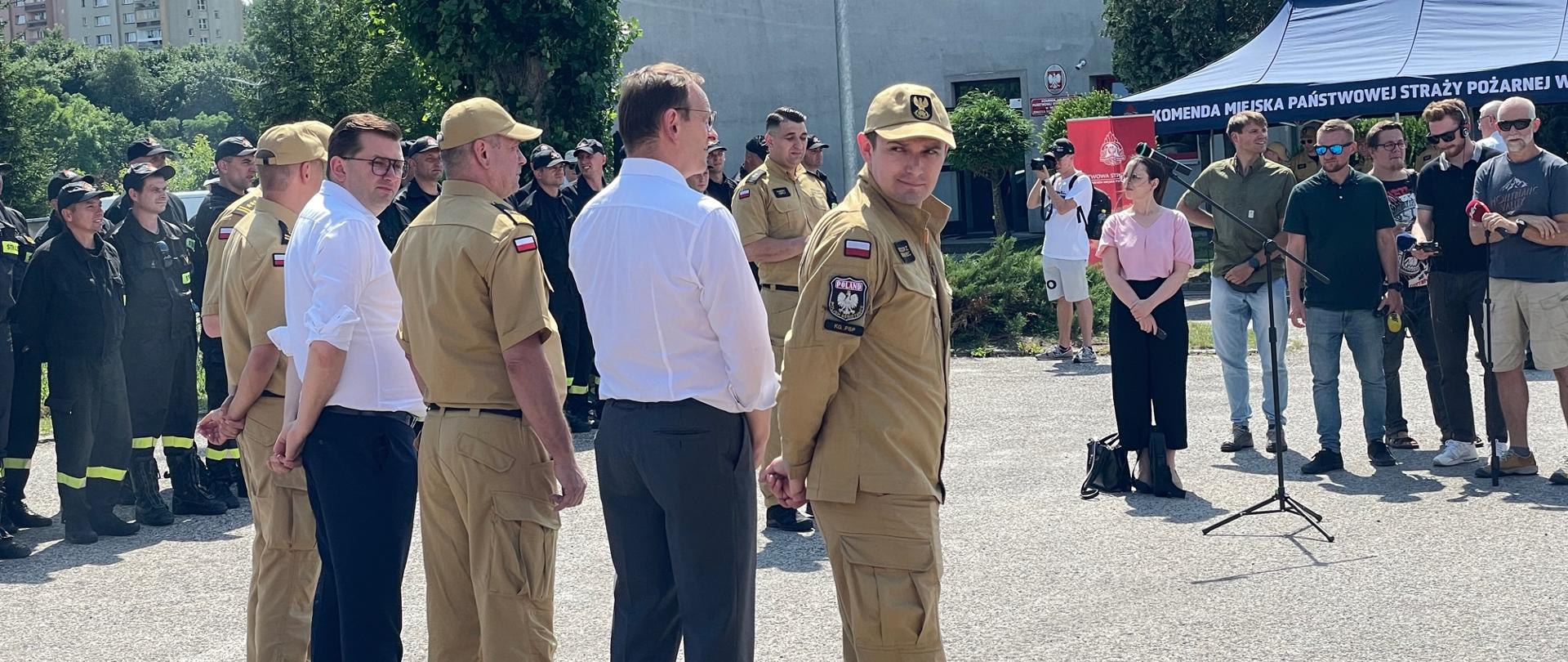 Minister, Wojewoda oraz strażacy przed wyjazdem