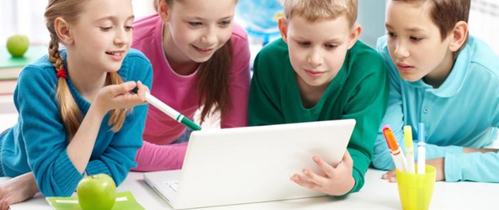 Dzieci korzystające z komputera.