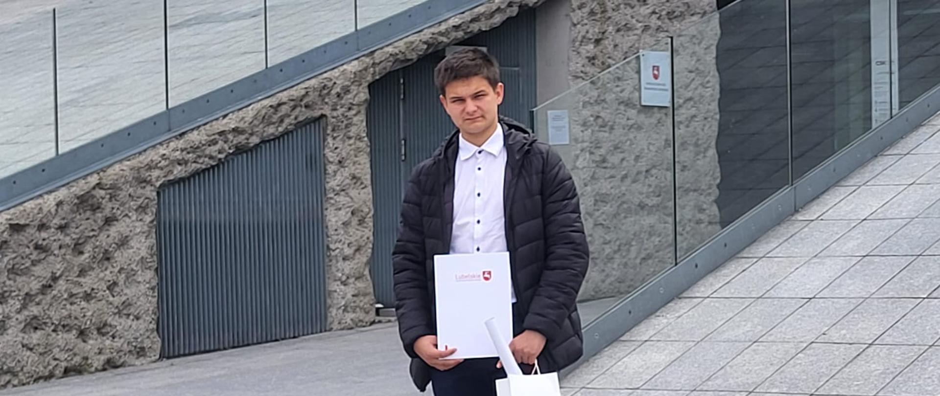 Uczeń ZSCKR z nagrodami 