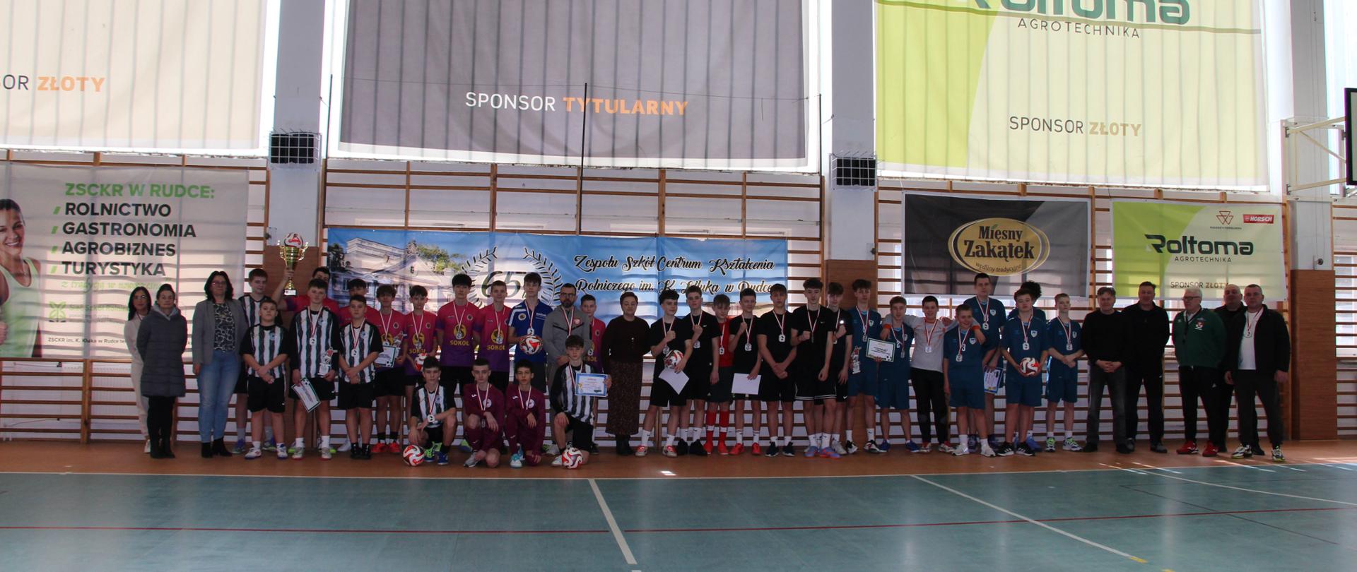 Zdjęcie grupowe wszystkich drużyn wraz z trenerami, sędziami oraz organizatorami.
