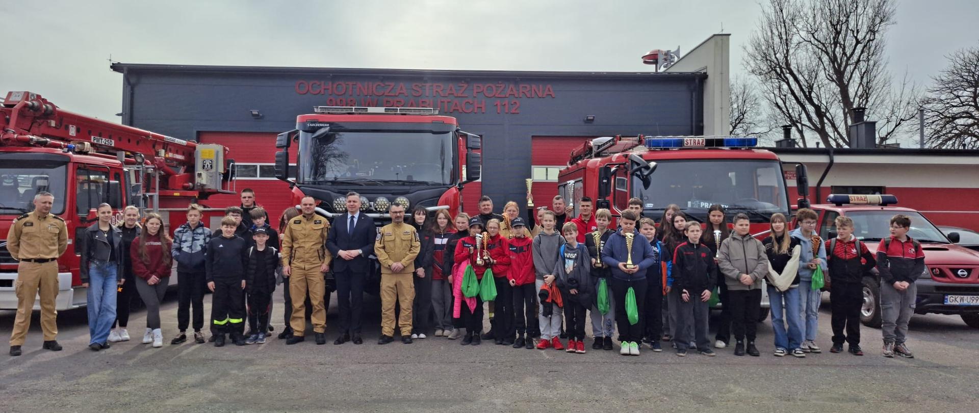 Grupowe zdjęcie wszystkich uczestników turnieju