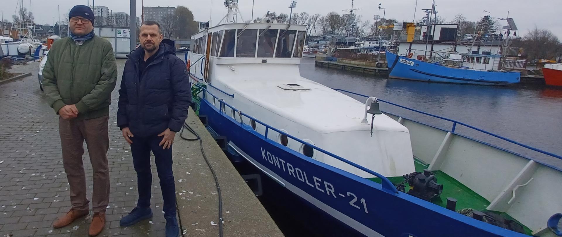 Statek przy nabrzeżu obok reprezentanci Głównego Inspektoratu oraz Fundacji Wadera