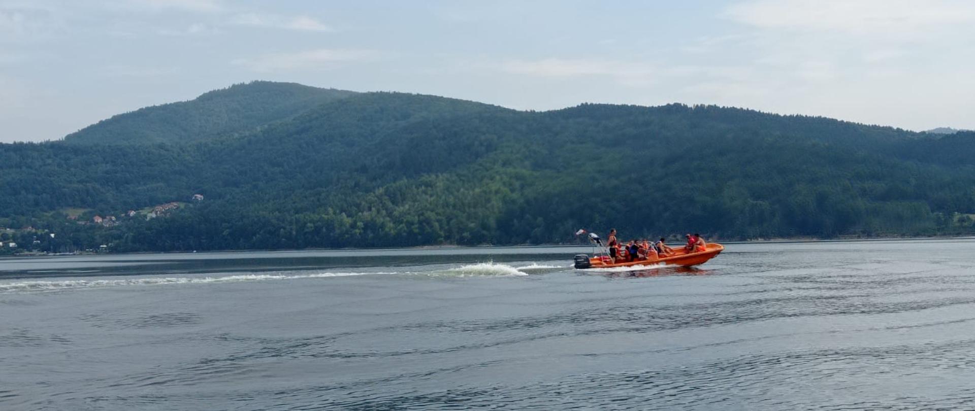 Łódź ratownicza patroluje Jezioro Żywieckie