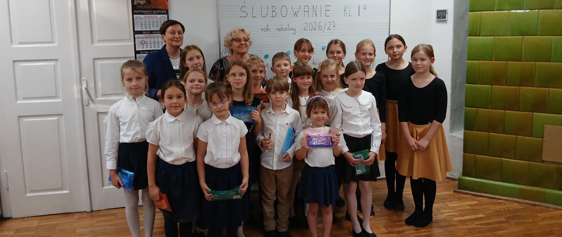 grupa dzieci z kl. 1A podczas ślubowania