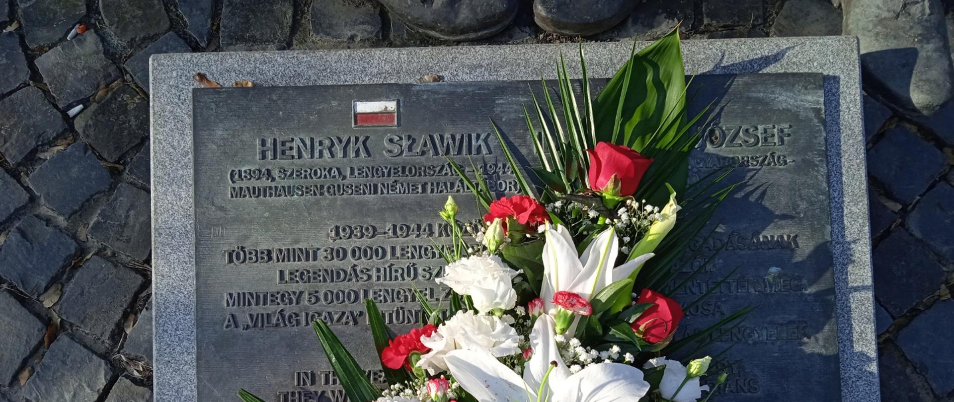 Jerzy Snopek , nagykövet és Katarzyna Ratajczak-Sowa a Politikai-Közgazdasági Osztály vezetője virágot helyeznek el Henryk Slawik és Antall József emlékműnél