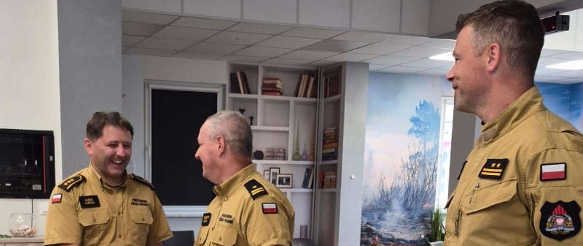 komendant powiatowy wręcza wyróżnienie 