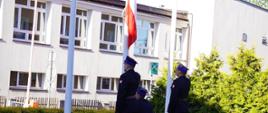 Strażacy podnoszą flagę na maszt
