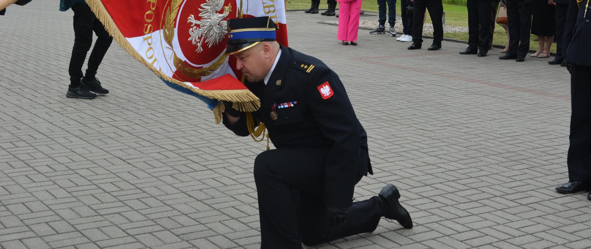 Na zdjęciu widzimy Komendanta Powiatowego ślubującego sztandarowi