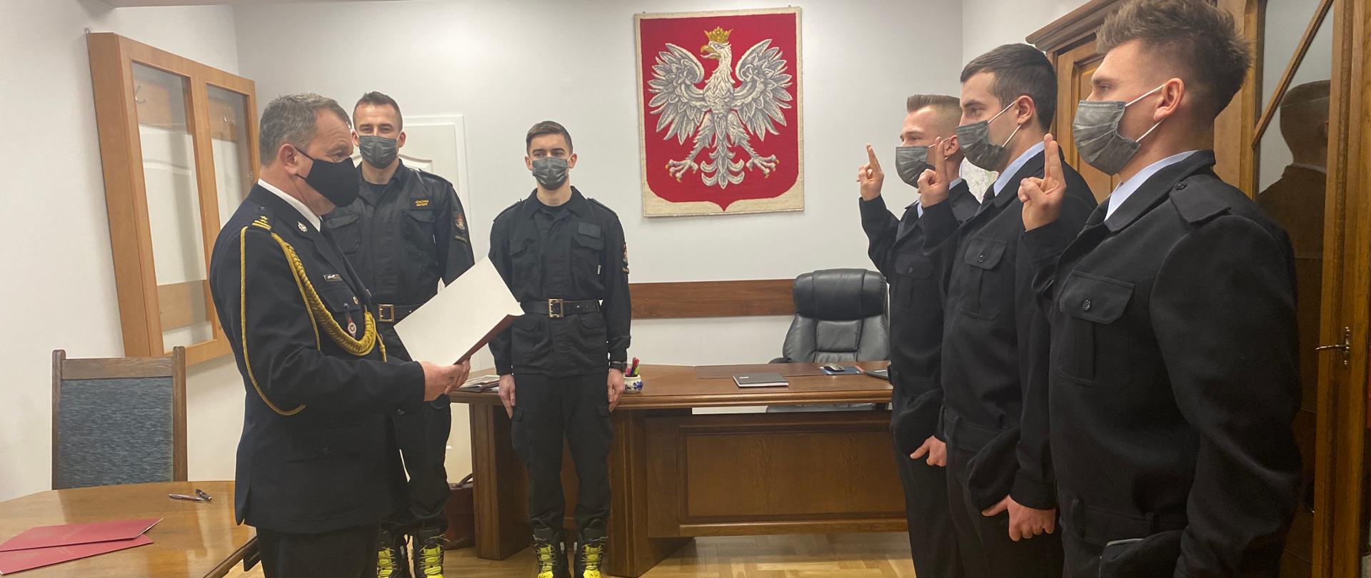 Ślubowanie nowo przyjętych do służby strażaków
