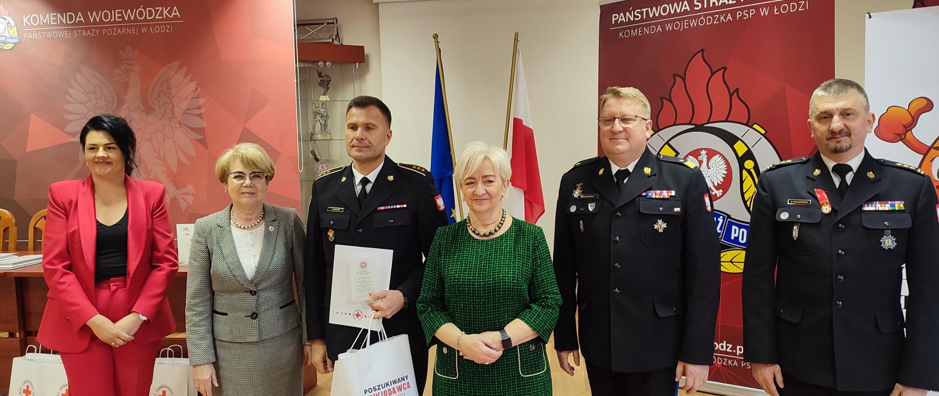 trzy kobiety oraz trzech strażaków pozuje do zdjęcia