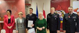 trzy kobiety oraz trzech strażaków pozuje do zdjęcia