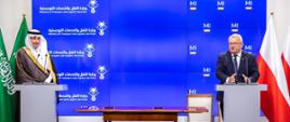 Minister infrastruktury Andrzej Adamczyk wraz ze swoim saudyjskim odpowiednikiem Salehem Al-Jasserem w trakcie konferencji prasowej dotyczącej podpisania umowy o komunikacji lotniczej między oboma państwami