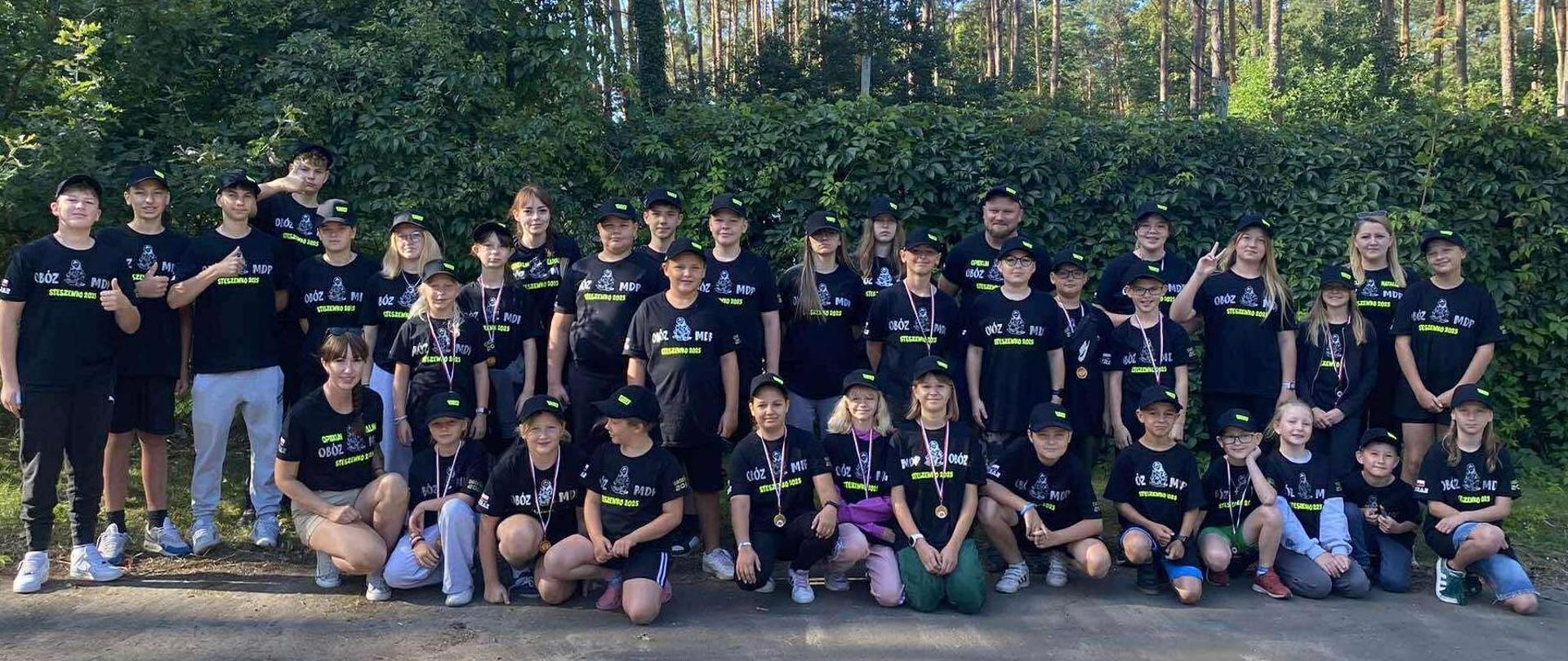 Zdjęcie grupowe na tle drzew
