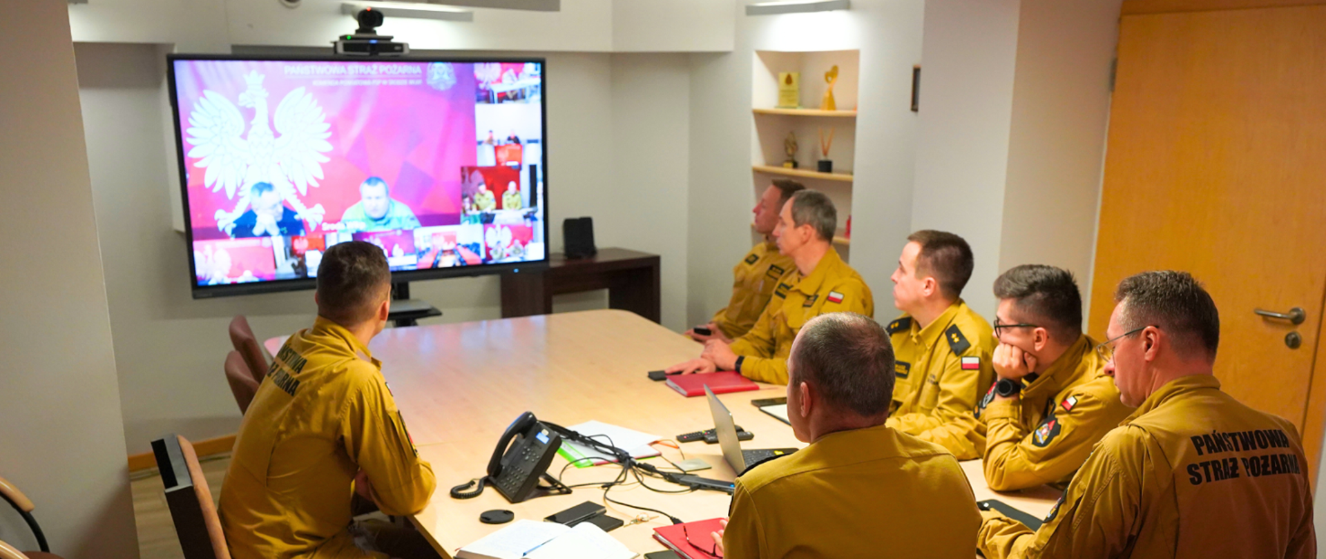 Zdjęcie przedstawia strażaków podczas wideokonferencji