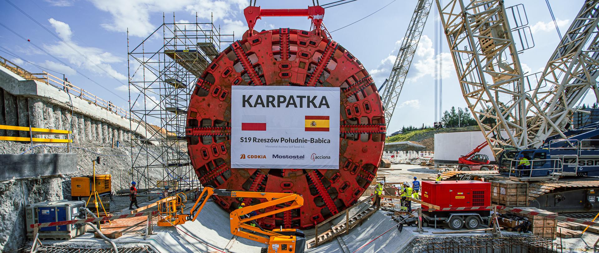 Montaż tarczy skrawającej ważącej 400 t – maszyna TBM na placu budowy drogi ekspresowej S19 Rzeszów Południe - Babica