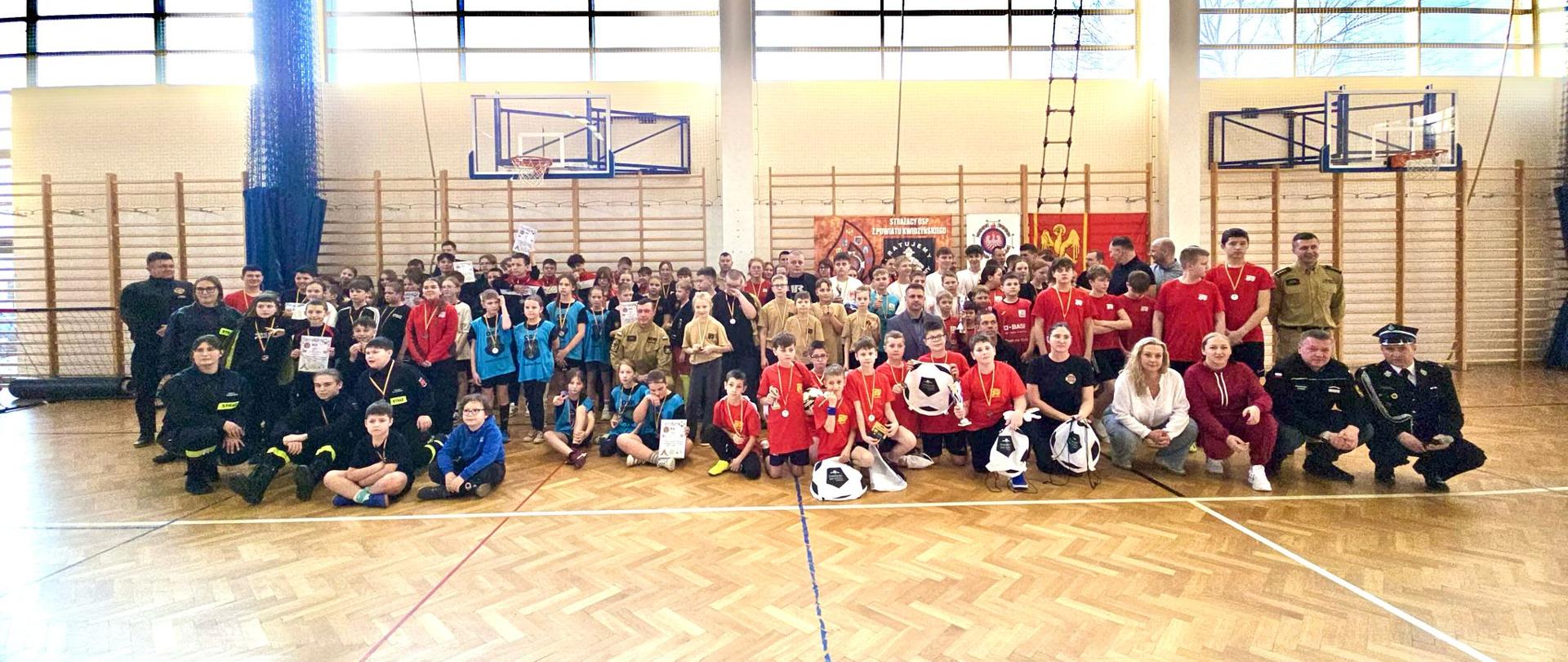 Zdjęcie grupowe uczestników i gości turnieju