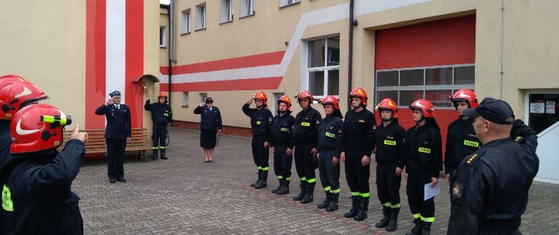 Uroczysta zmiana służby, w której dokonano wręczenia aktu nadania stopnia absolwentowi szkoły pożarniczej. Komendant Powiatowy, Dowódca Jednostki Ratowniczo - Gaśniczej oraz dowódcy zmian służbowych w ramach ceremoniału oddają honor podczas gdy wyznaczony strażak bije dzwonem sygnalizując zmianę służby. Zmiana zdająca oraz przyjmująca stroi w szeregach przed wyznaczoną linią na placu komendy. 