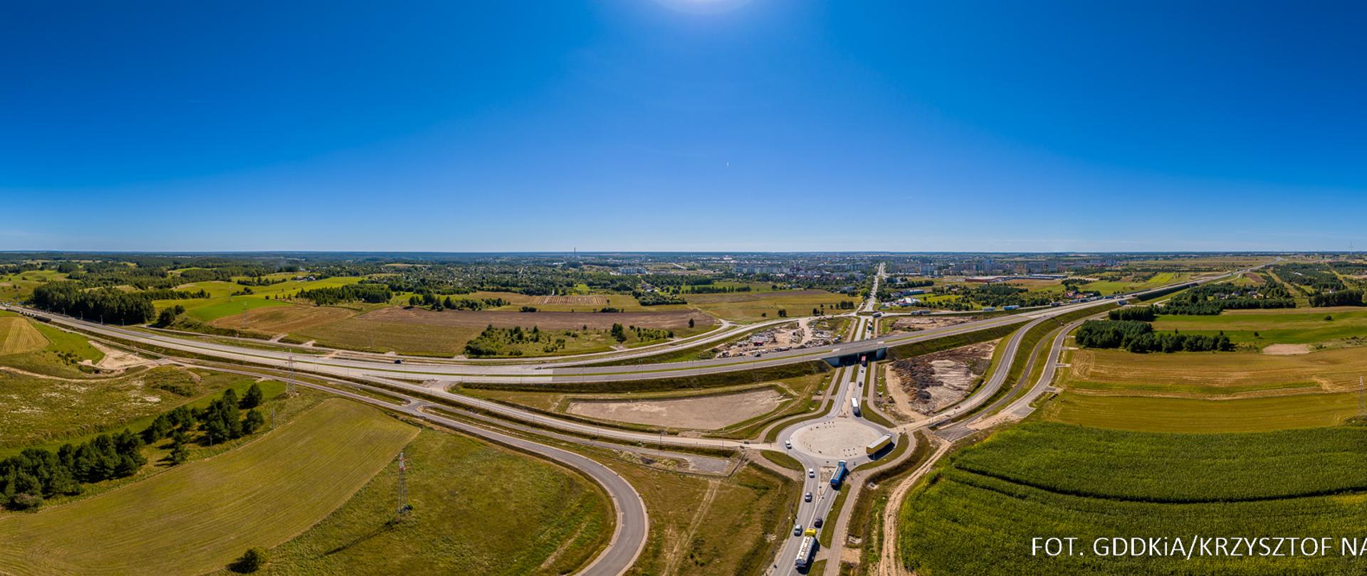 S61 Suwałki - Budzisko. Widok z góry na drogę główną, rondo i łącznice