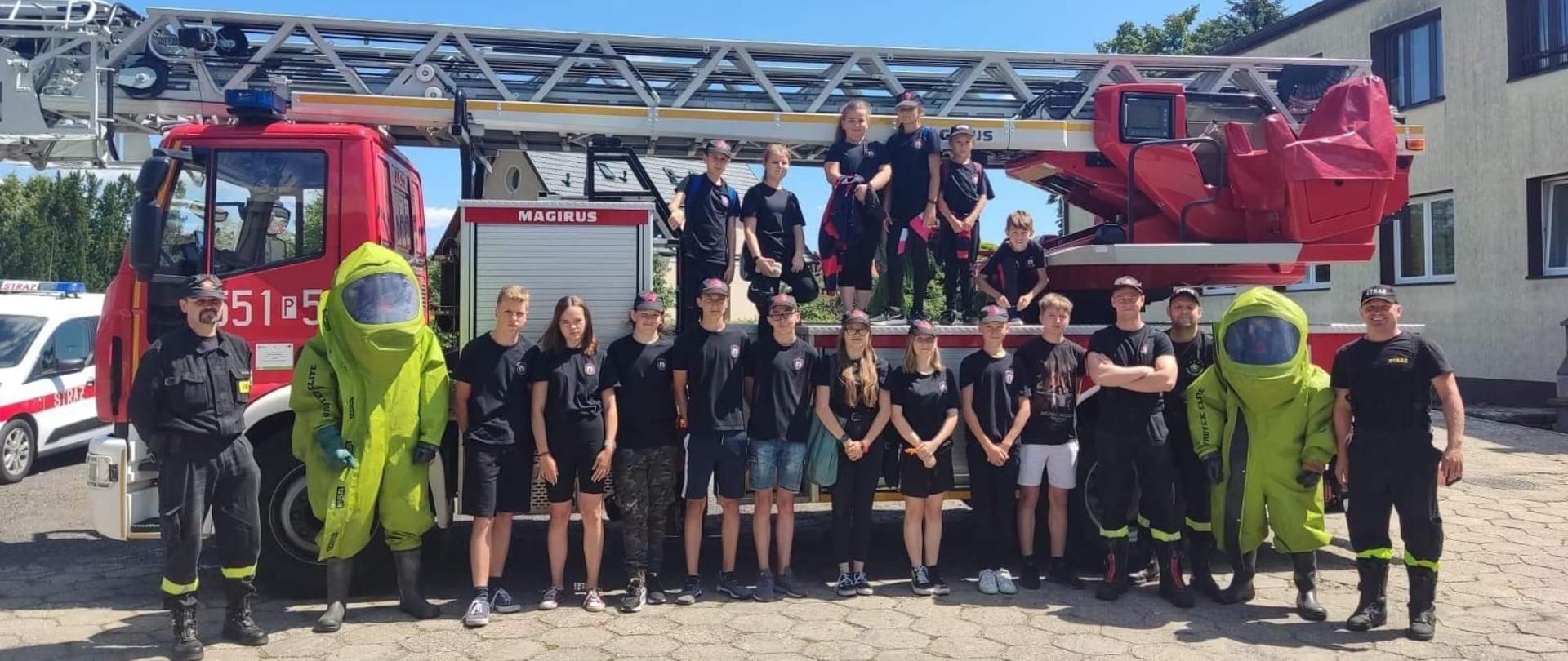 Jest to wspólne zdjęcie MDP z Nowej Wsi Ujskiej ze zmianą służbową.