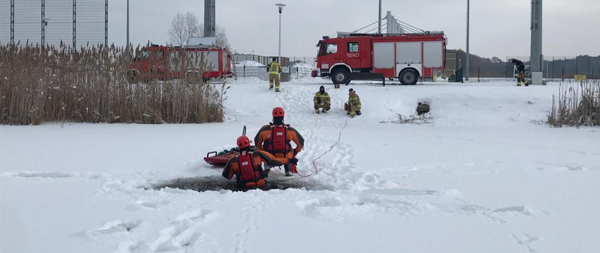 Ćwiczenia na zbiorniku wodnym w Byczynie, strażacy ćwiczą podejmowanie osoby poszkodowanej pod którą załamał się lód. 