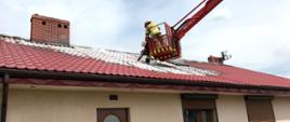 Strażacy wycinają otwór w dachu celem lepszej wentylacji