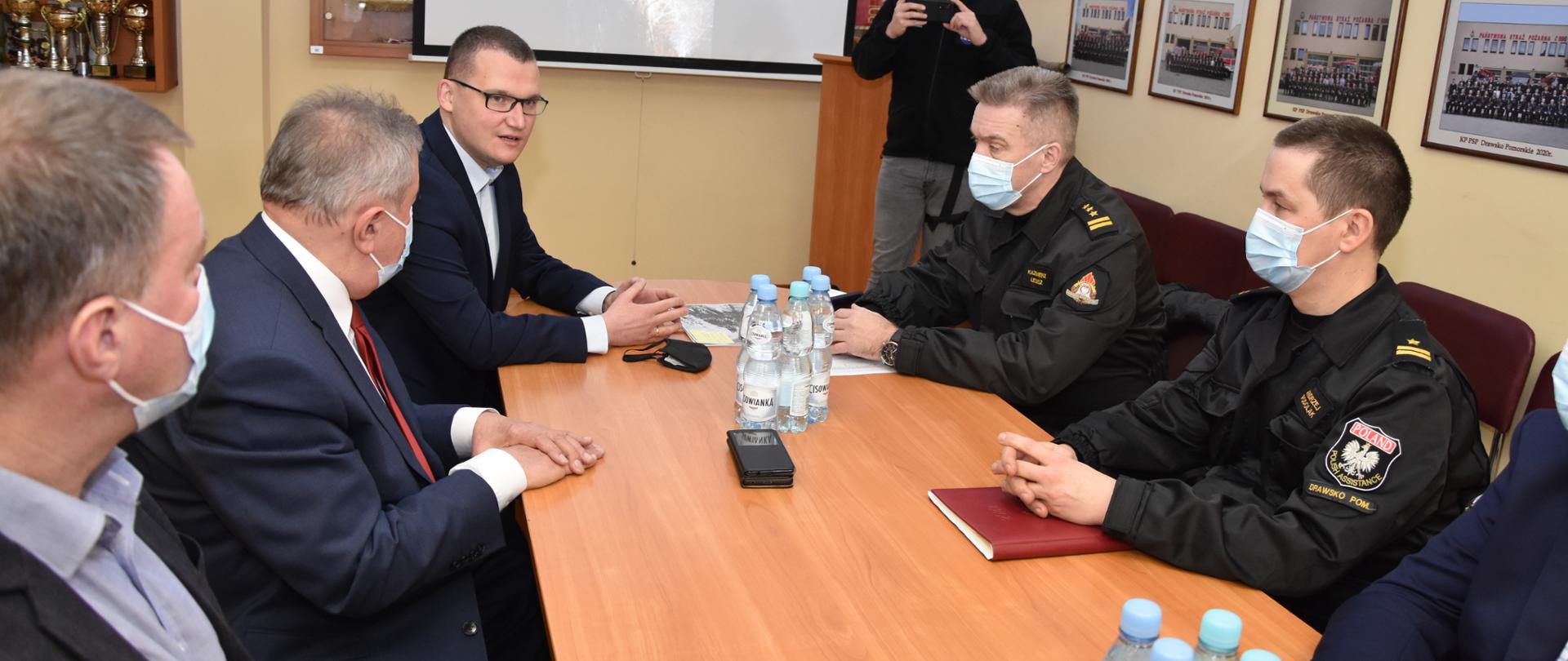 Spotkanie Powiatowego Zespołu Zarządzania Kryzysowego z udziałem Sekretarza Stanu MSWiA Pawłem Szefernaker