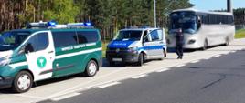 Inspektorzy przekazali nietrzeźwego kierowcę wezwanym na miejsce kontroli funkcjonariuszom Policji z KPP w Międzyrzeczu
