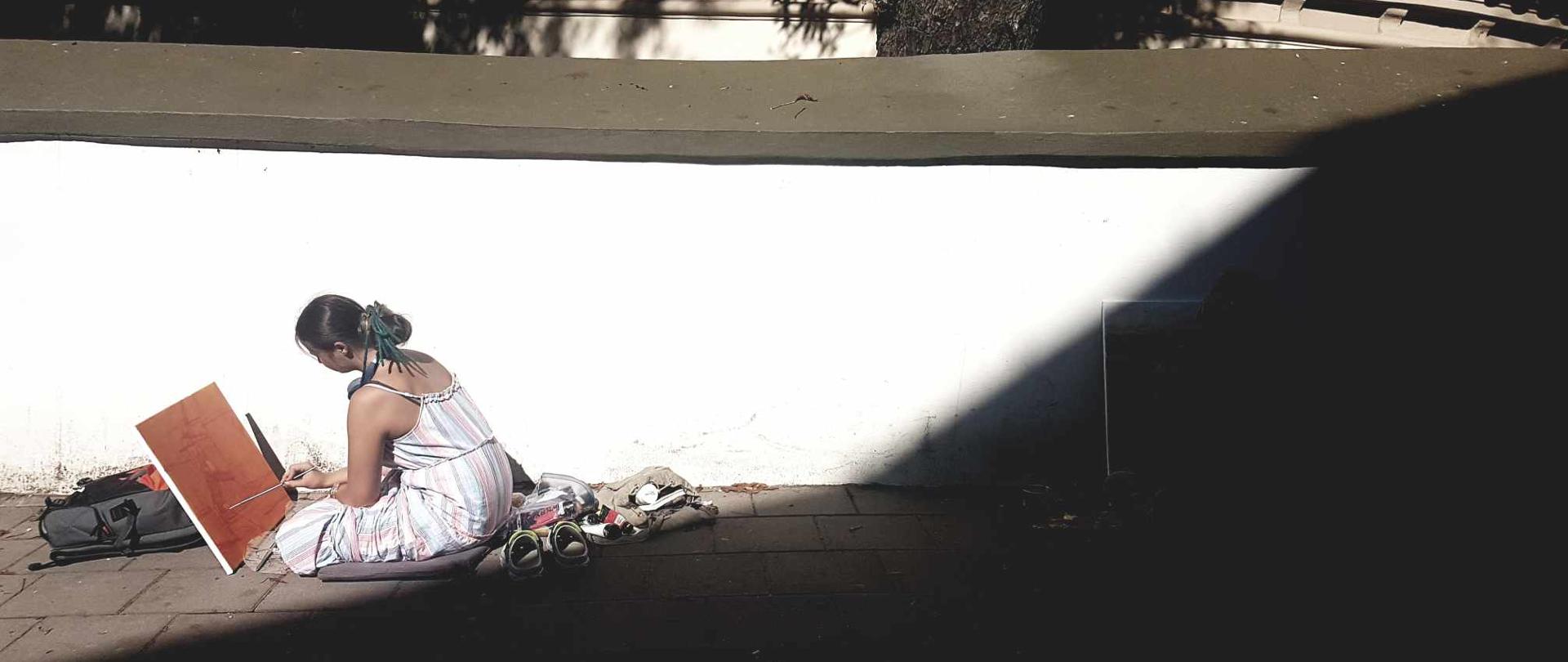 Na zdjęciu uczennica malująca swój obraz.