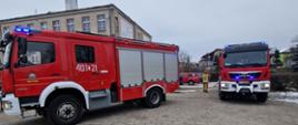 Pojazdy pożarnicze w trakcie działań gaśniczych w szkole