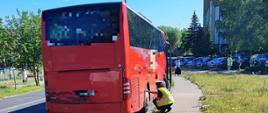 Na zdjęciu widzimy Inspektora który sprawdza stan techniczny autobusu