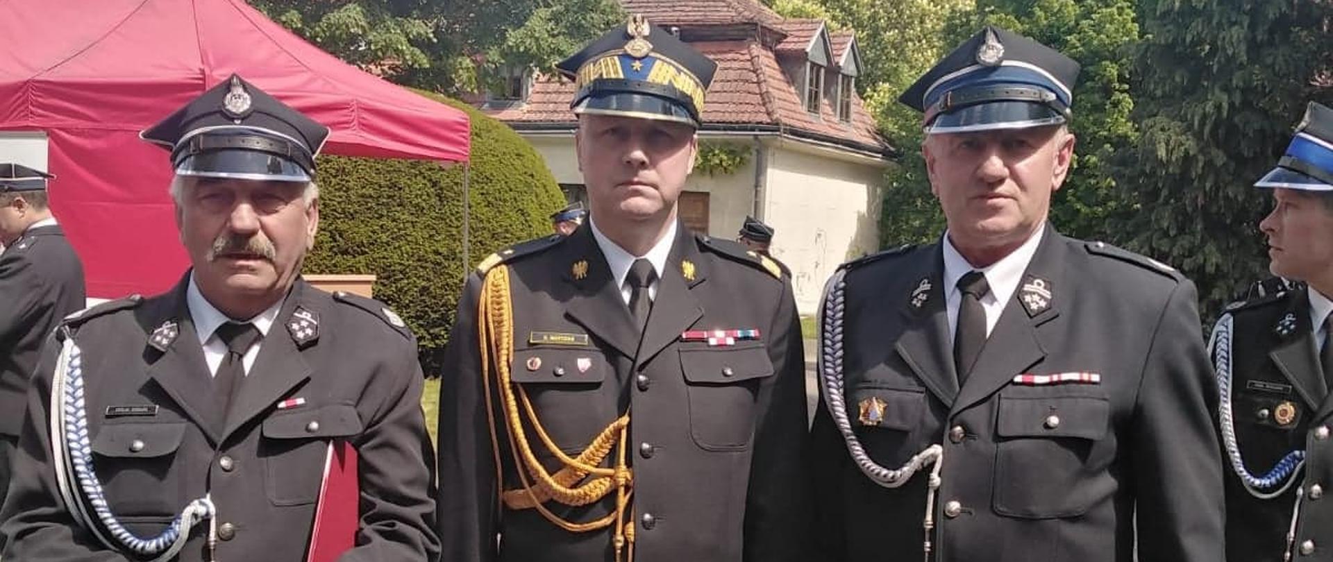 Prezesi OSP Chojno i OSP Sobiałkowo z nadbryg. Dariuszem Matczakiem, wielkopolskim komendantem wojewódzkim PSP