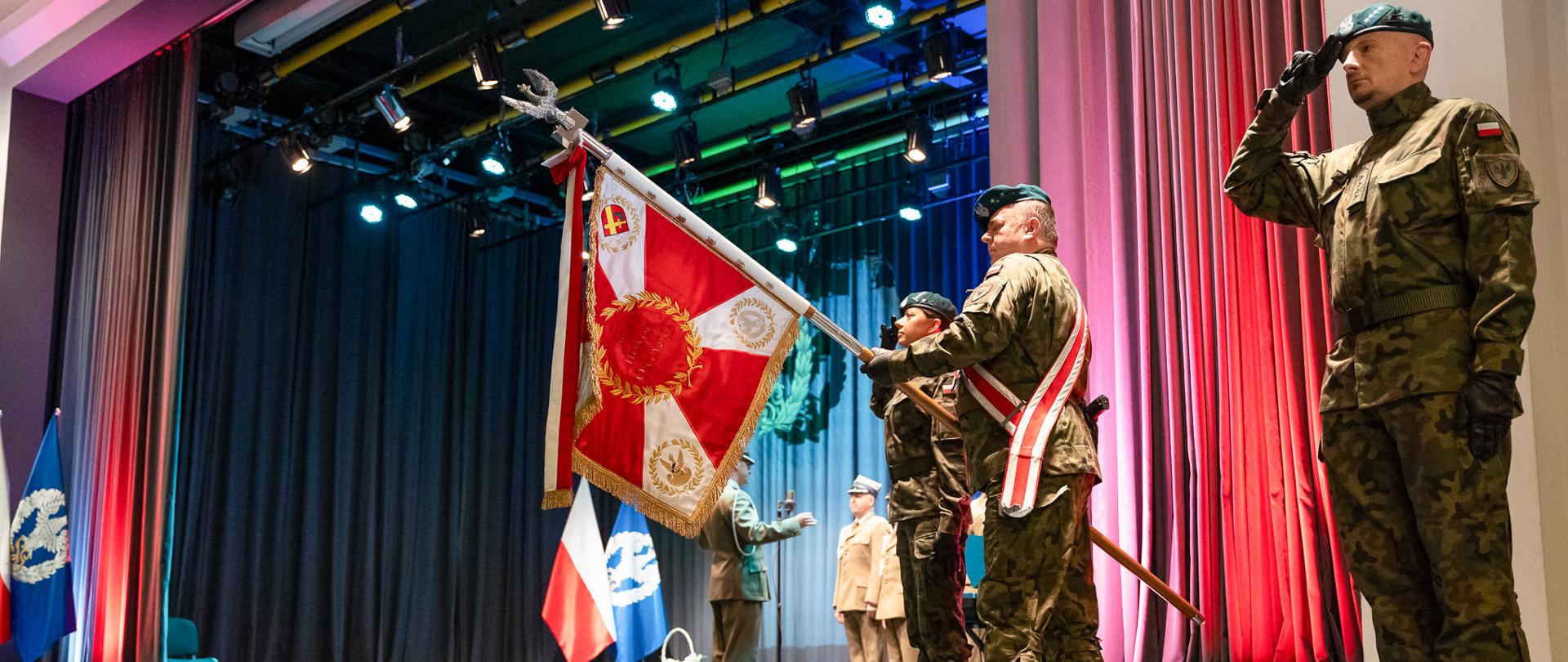 12 czerwca 2025 roku w sali widowiskowo – konferencyjnej im. generała dr. F.Gągora w Klubie Akademii Sztuki Wojennej odbyła się uroczysta zbiórka z okazji święta Uczelni. Tegoroczne obchody miały charakter nie tylko podniosły, ale i symboliczny – stały się bowiem ważnym akcentem w procesie budowania nowej tożsamości i wizji rozwoju Akademii.