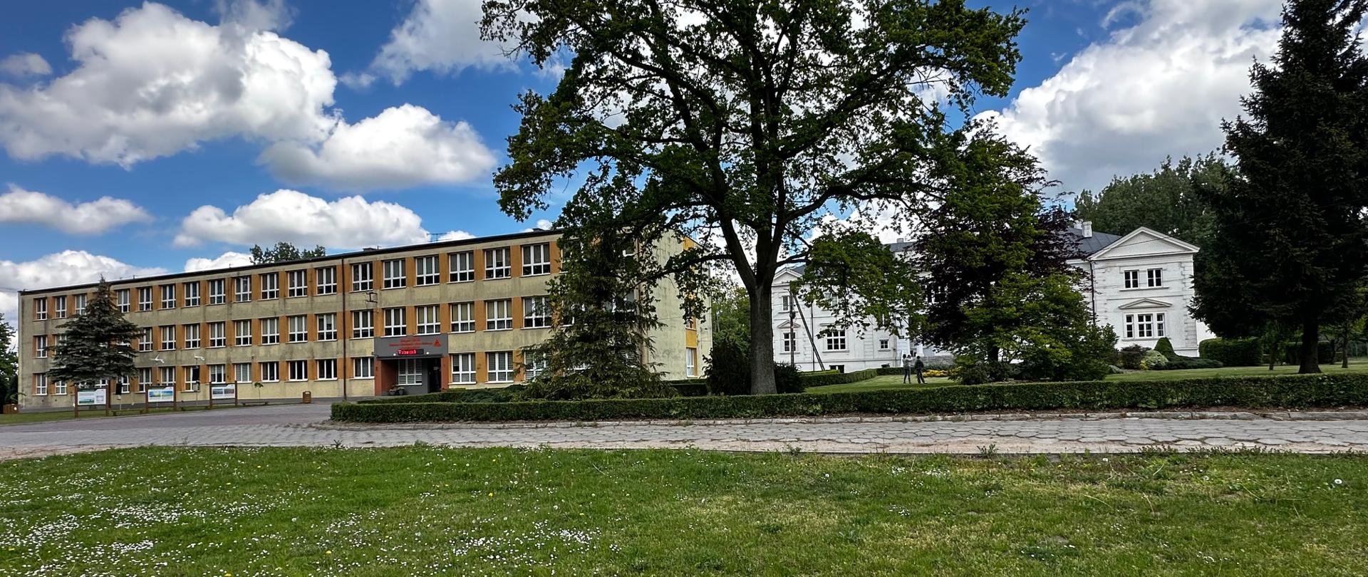Widok budynku szkoły i pałacu (2025 r.)