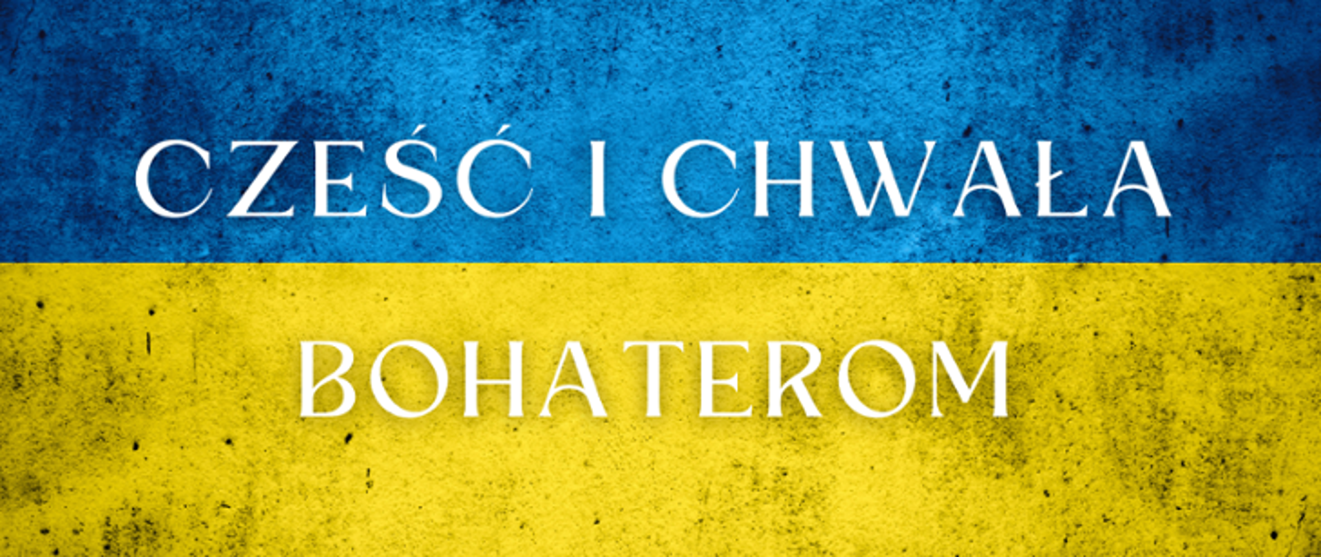 Zdjęcie przedstawia flagę Ukrainy z napisem „CZEŚĆ I CHWAŁA BOHATEROM”. 