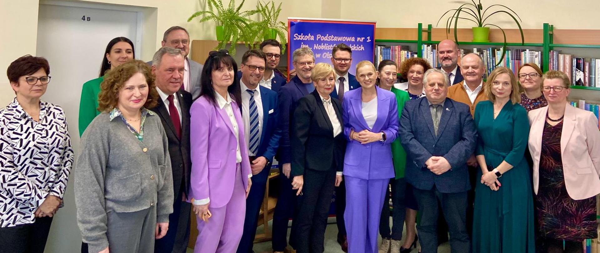Minister Barbara Nowacka w warmińsko-mazurskim, grupowe zdjecie z nauczycielami szkoły w sali lekcyjnej. 