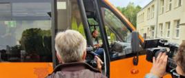 Kontrola autobusu szkolnego z udziałem mediów.