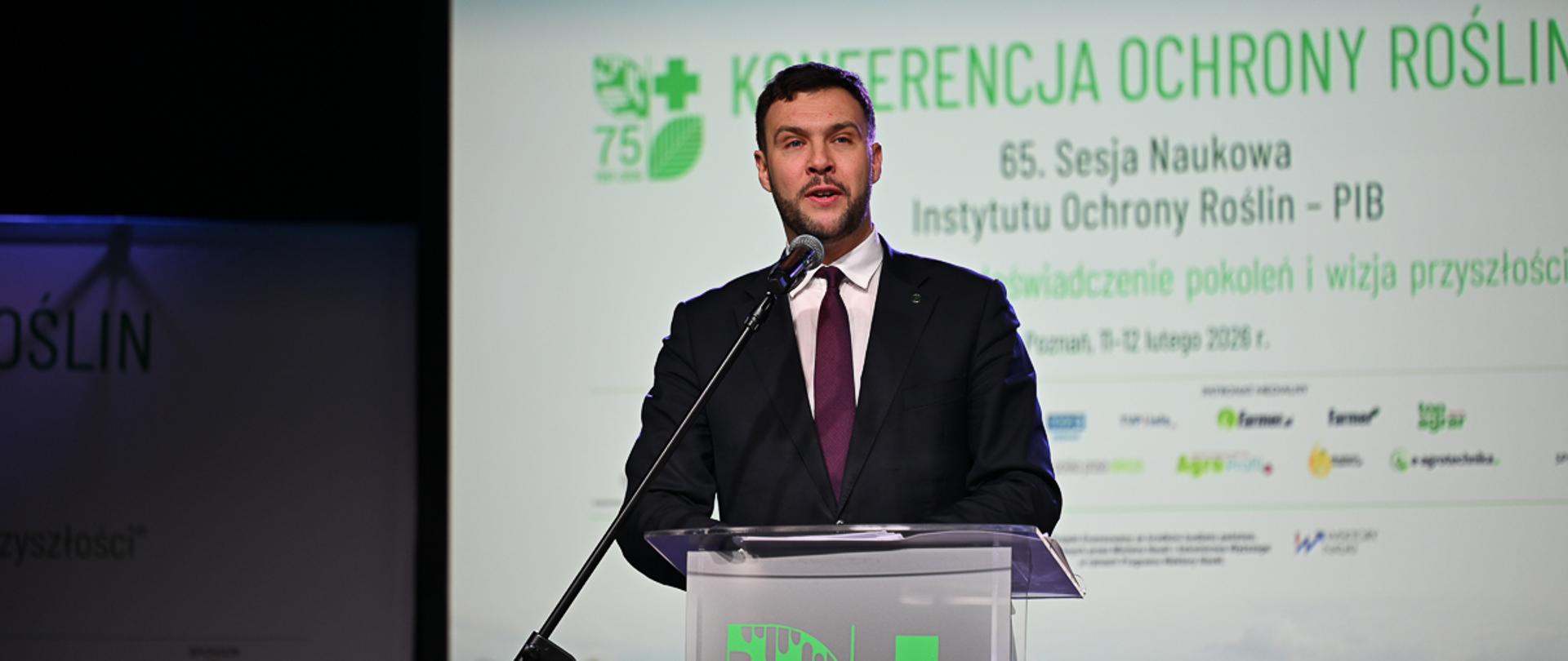 Wiceminister Adam Nowak przemawiający przy mównicy