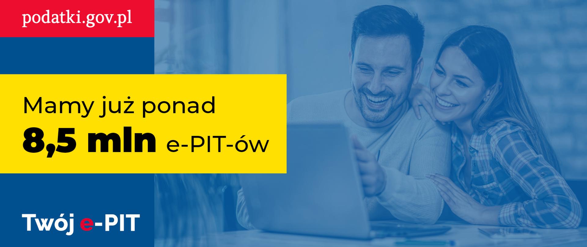Uśmiechnięta para przed komputerem i napis Mamy już ponad 8,5 mln e-PIT-ów.