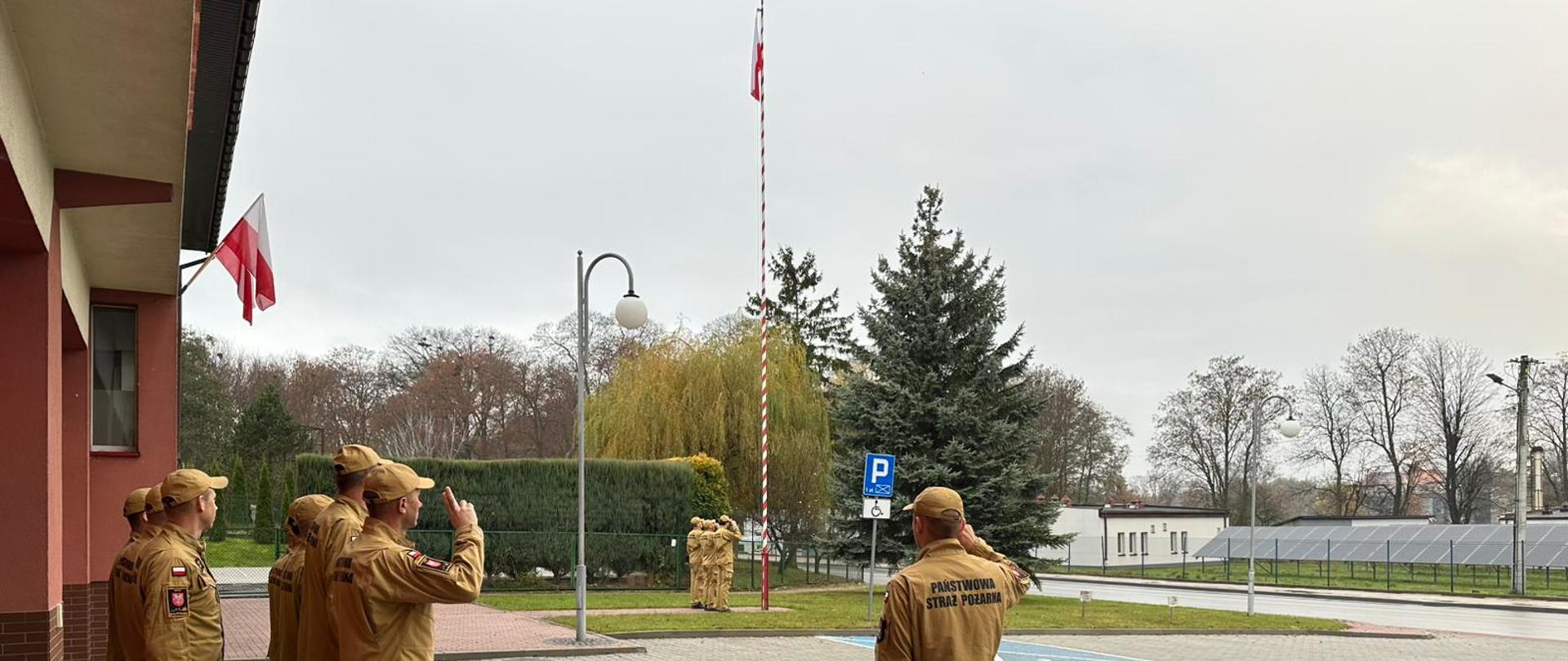 Na zdjęciu zmiany służbowe podczas podniesienia flagi państwowej na maszt oraz odśpiewania hymnu państowego.