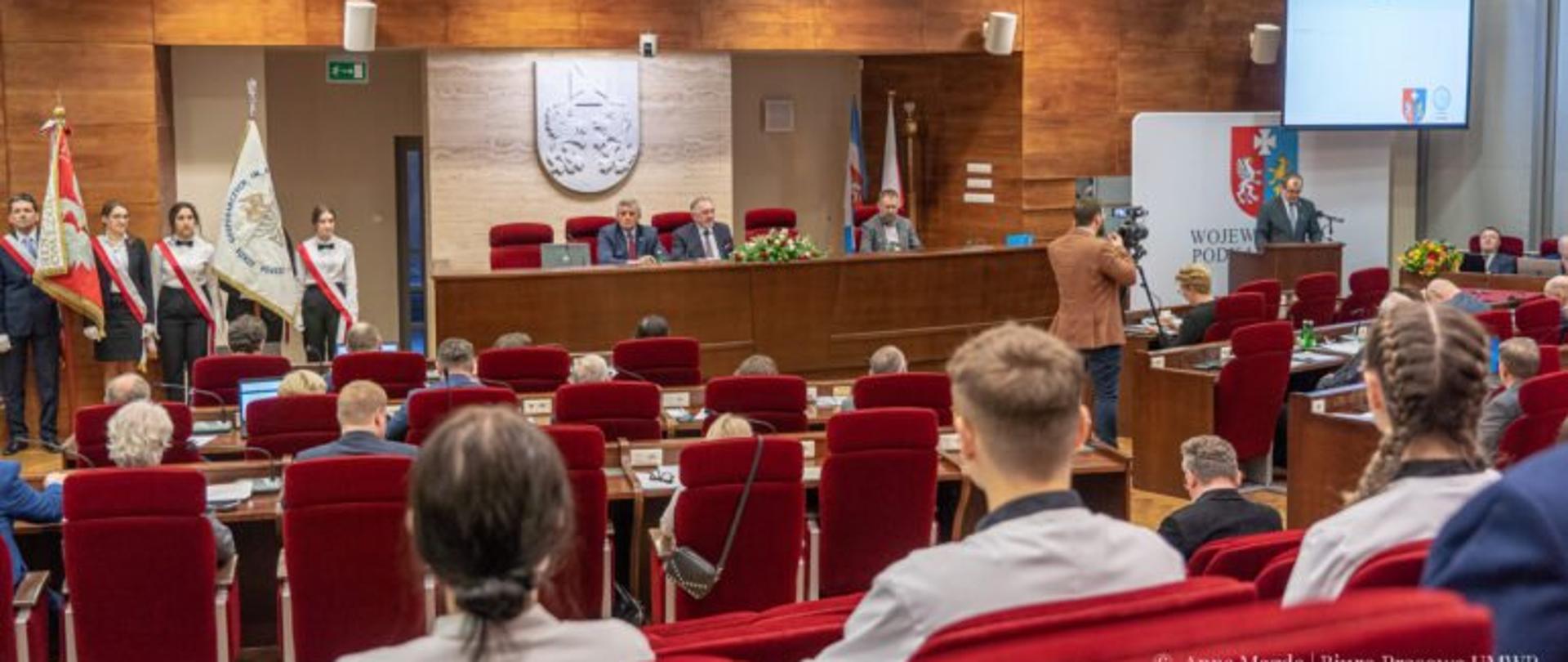 Uczestnicy Sesji Sejmiku Województwa Podkarpackiego w sali audytoryjnej Podkarpackiego Urzędu Wojewódzkiego