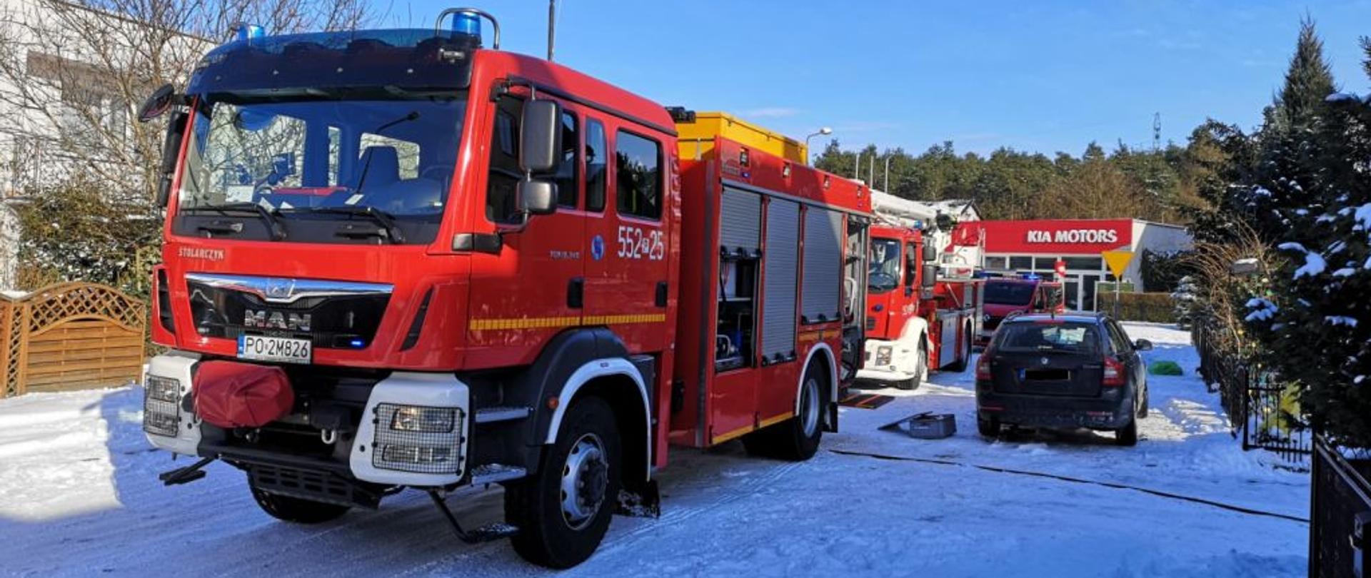 Na zdjęciu widnieją pojazdy strażackie w trakcie akcji gaśniczej. 