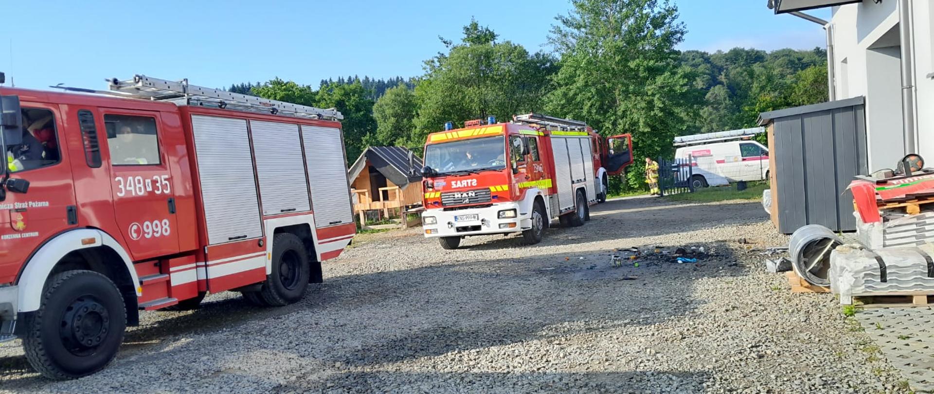 Samochody biorące udział w działaniach przed budynkiem