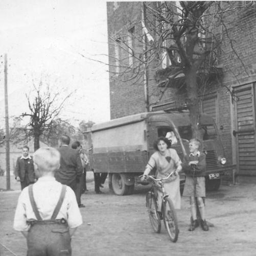 Zdjęcie przedstawia frontu budynku OSP z czasów, gdy zaczynała w nim funkcjonować również Miejska Zawodowa Straż Pożarna w Koluszkach