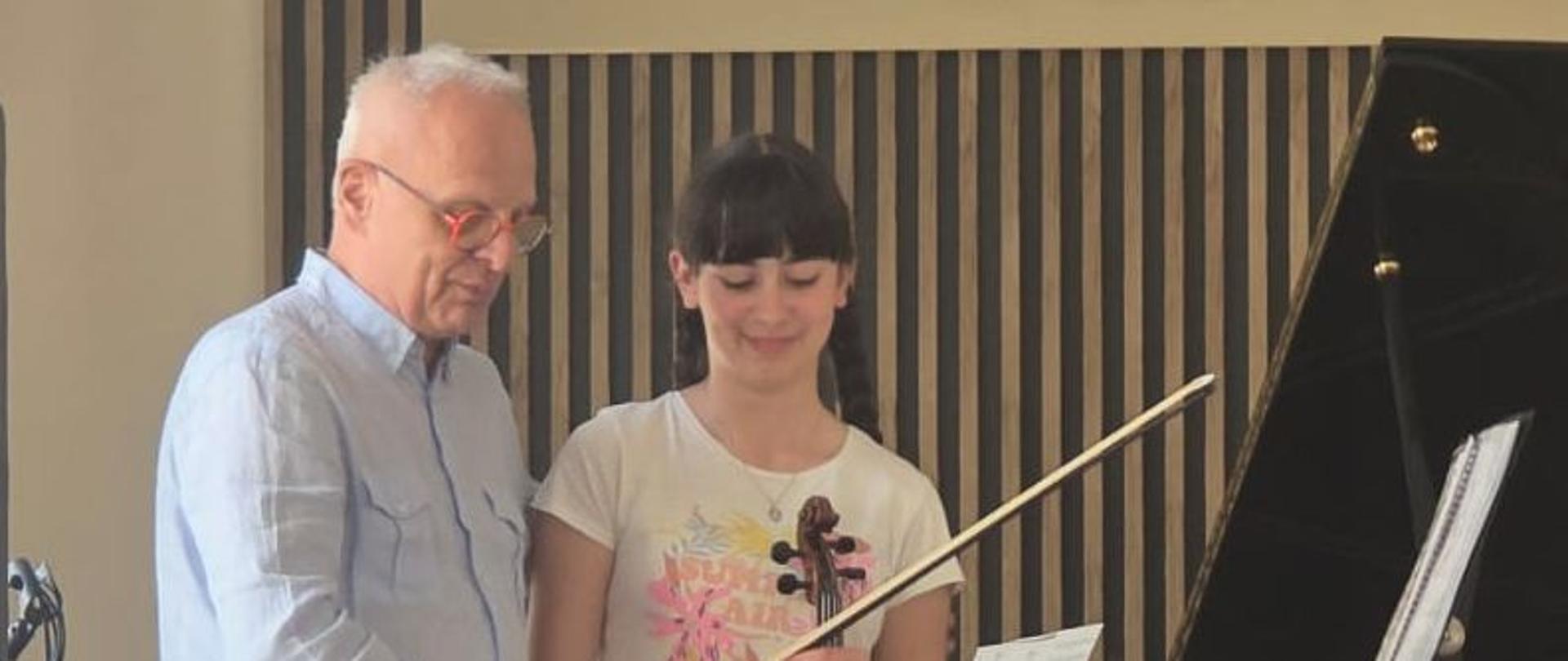 Julia Świtała w trakcie zajęć z panem Krzysztofem Kowalikiem