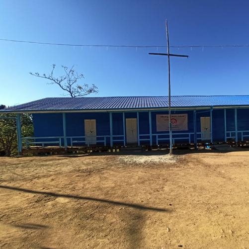 budynek szkoły oznaczony logo Polish Aid