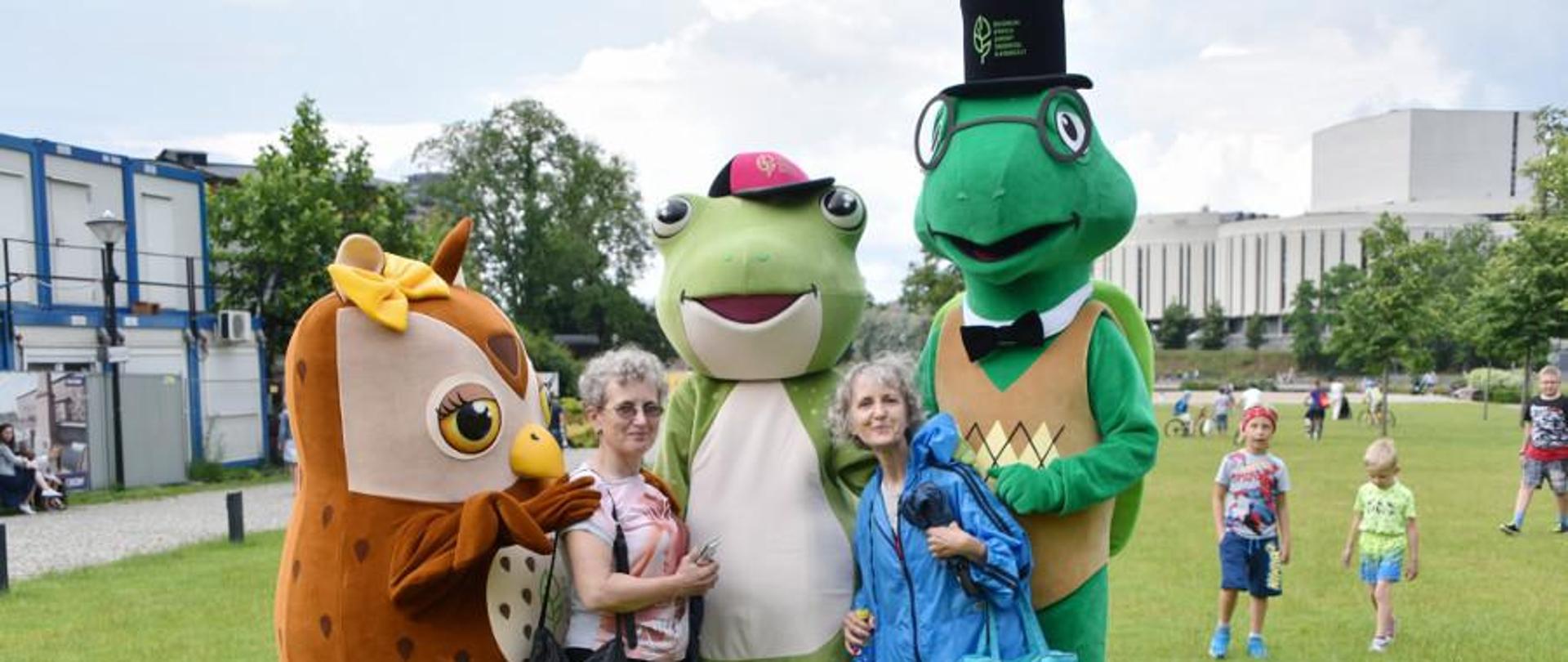 Żywe Maskotki – Żółw Eustachy, Sowa Natalia, Żaba Łęgusia pozują do zdjęcia z dwoma paniami